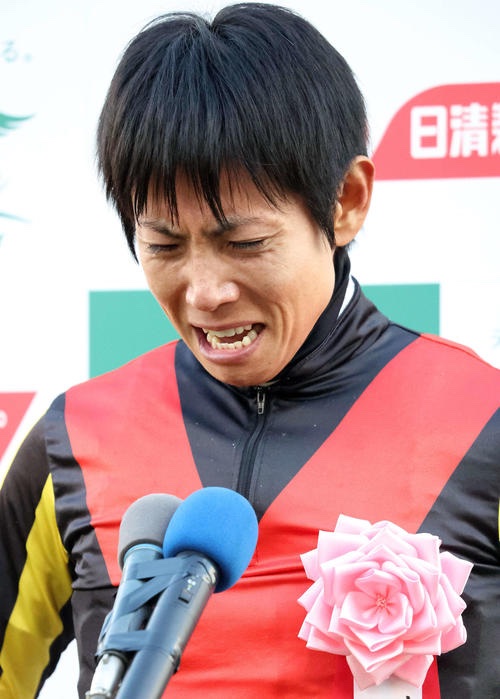vTHOr9XuXT41429's tweet photo. 俺「机、泣いてもええんやで…」

北村友一「この競馬界を変えたいｨ！その一心で、一生懸命頑張って…やっとダービージョッキーになれたんですｩ！！😭
なのに…ｳｧｧﾊｧﾌｧｧｧﾝﾝｯ!!😭
あなたにはわからんでしょうねｪ！(この気持ちが)
ｱｧｧｧｧｧﾝﾝﾝ!!😭」 https://t.co/wYwteJR9zA