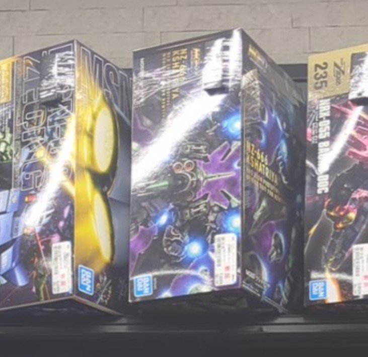 kazu_424's tweet photo. こんなところに話題の新作ガンプラのMGSDクシャトリヤが(@_@)

MGSDは作れる気がしないので箱絵拝んで終わり(^_^;) https://t.co/HBMsrClq5L