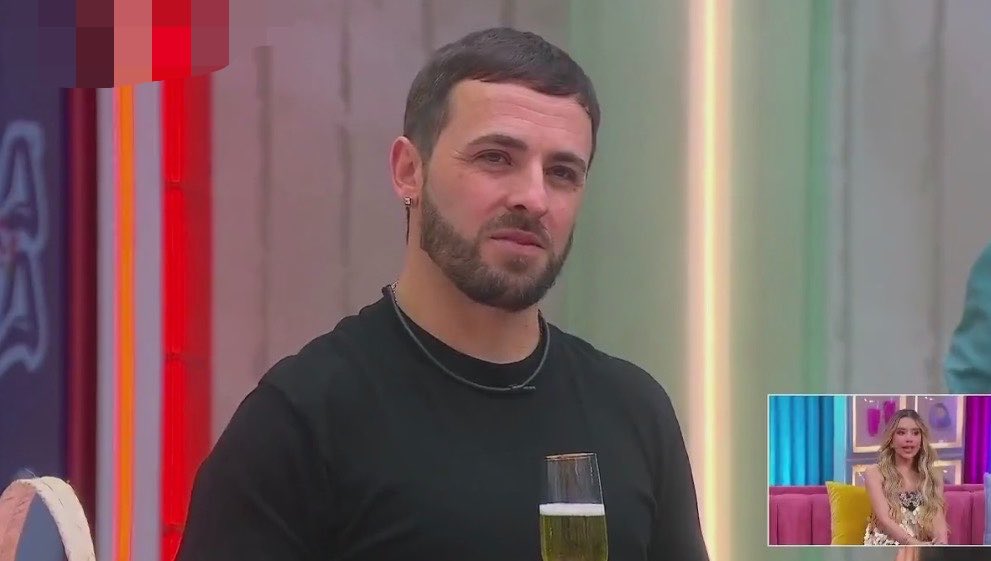 Karlita_SinMas's tweet photo. Martin Rica age like wine que bello 😍😍😍 #LaCasaDeLosFamososMX https://t.co/oa2MwcYIZC
