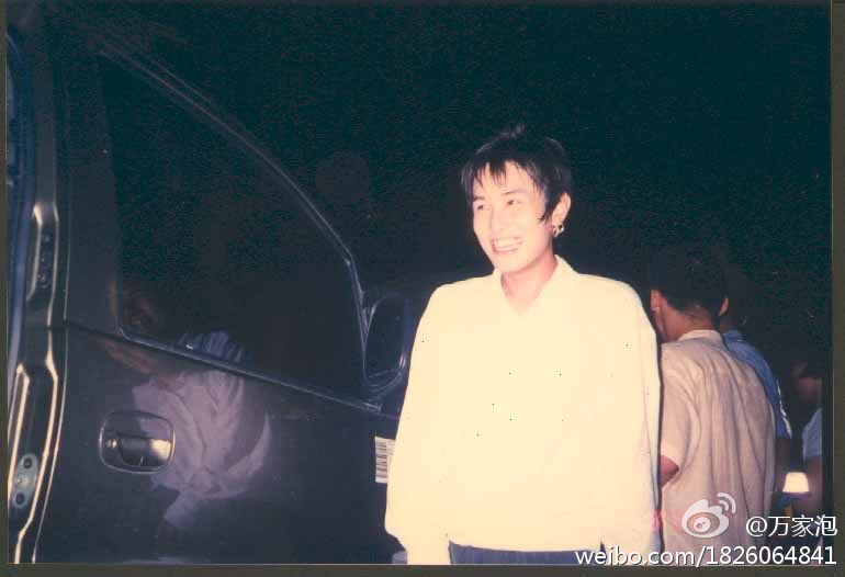 moshiwanjia's tweet photo. 看到这种照片我就理解为啥妈妈们总喜欢翻老相册回忆孩子童年了，谁小时候不是个可爱的��� https://t.co/mpyTrbk9ap