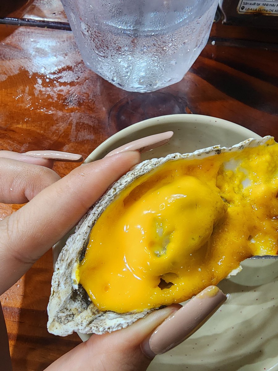 Chanduide's tweet photo. Trưa nay Chan không ăn cơm nha mọi người 😆

Đổi gió bằng hàu phô mai 🦪🧀
Béo béo, thơm thơm, ăn một miếng là thấy buổi trưa dễ thương hẳn.

Hôm nay ăn sang một bữa, mai tính tiếp. 😂  Mọi người cũng ăn trưa ngon miệng nha❤️ https://t.co/q6MPLt1Hau