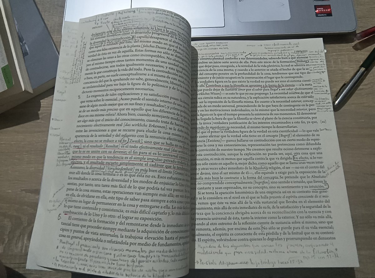 Monlooop's tweet photo. Cuando comencé a leer libros rarísima vez los rayaba, los consideraba algo más que objetos, afortunadamente ya no pienso eso. Al comenzar a leer filosofía esto de escribir, trazar esquemas e ideas es ya una necesidad. 
Esto es el Prólogo de la Fenomenología del espíritu de Hegel. https://t.co/DiZwIEFXuW