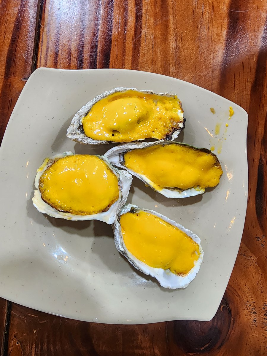 Chanduide's tweet photo. Trưa nay Chan không ăn cơm nha mọi người 😆

Đổi gió bằng hàu phô mai 🦪🧀
Béo béo, thơm thơm, ăn một miếng là thấy buổi trưa dễ thương hẳn.

Hôm nay ăn sang một bữa, mai tính tiếp. 😂  Mọi người cũng ăn trưa ngon miệng nha❤️ https://t.co/q6MPLt1Hau