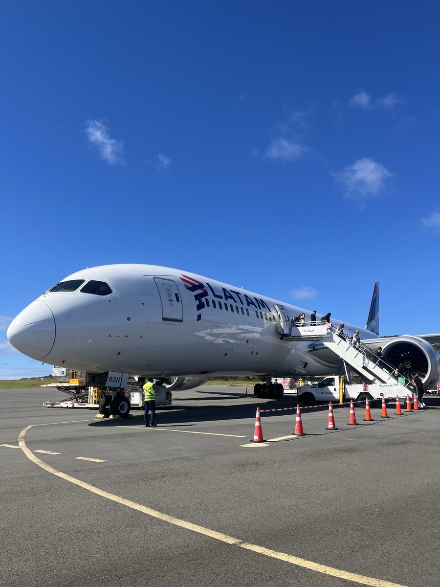 le1e2eo's tweet photo. 着いた！
B789の国内線なのに5時間もかかって満席で、海外の人多いから国際線のような感じがした
そうここは南の島 https://t.co/Wlh2Ew9VJy
