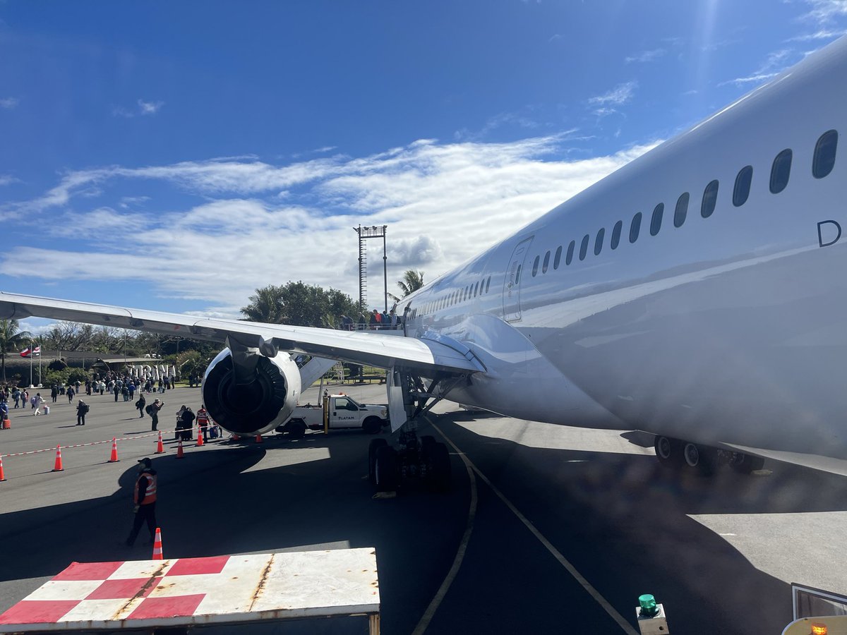 le1e2eo's tweet photo. 着いた！
B789の国内線なのに5時間もかかって満席で、海外の人多いから国際線のような感じがした
そうここは南の島 https://t.co/Wlh2Ew9VJy