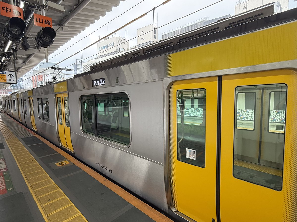 2ADApCVsCD7tZ7r's tweet photo. 新宿駅の中央線のホームに回送で黄色い山手線みたいなの来たんだけど何これ
新しい総武線？ https://t.co/if3w9GHyOi