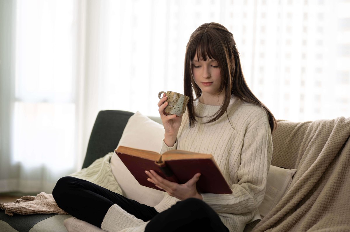 saradat63352's tweet photo. Just had a lazy Sunday morning, curling up on the couch with warm coffee and my favorite book—this is the ultimate cozy vibe!， https://t.co/SdFHq250T4