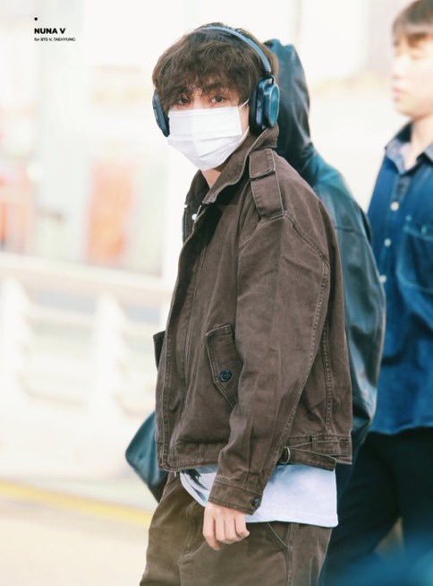 LevoreMagazine's tweet photo. Taehyung turns heads with his latest airport appearance, serving effortless charm and striking visuals. ✨

#TAEHYUNG #V #BTS #KimTaehyung https://t.co/BPiiFTGFGZ