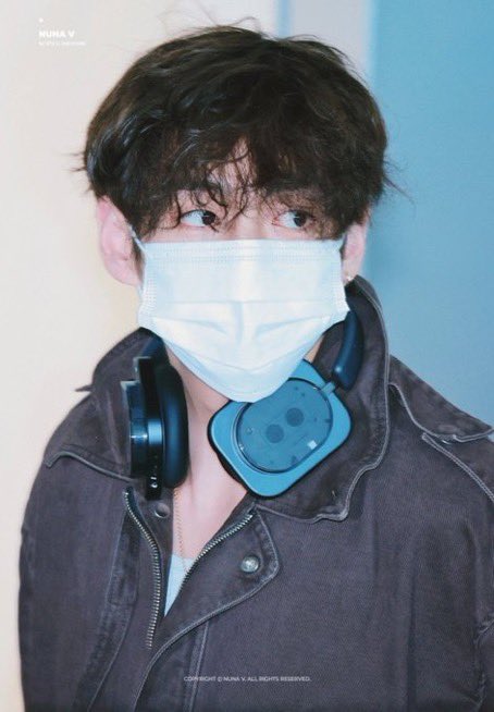 LevoreMagazine's tweet photo. Taehyung turns heads with his latest airport appearance, serving effortless charm and striking visuals. ✨

#TAEHYUNG #V #BTS #KimTaehyung https://t.co/BPiiFTGFGZ