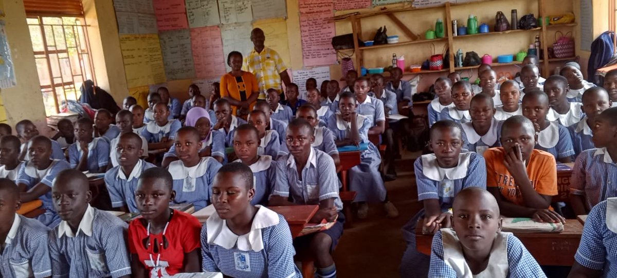 katosserusiba25's tweet photo. Mr. Byaruhanga Seith visited Omuntebe Primary School, Kazo district in a move to assess the progress and key challenges the school face. 

The school administrators are grateful for the support from the government under Ministry of education which has enabled the pupils receive service in time and creating a learning environment for learners. 

This has in turn improved the performance of pupils. @KagutaMuseveni @JanetMuseveni
#JajjaKwesiva2031