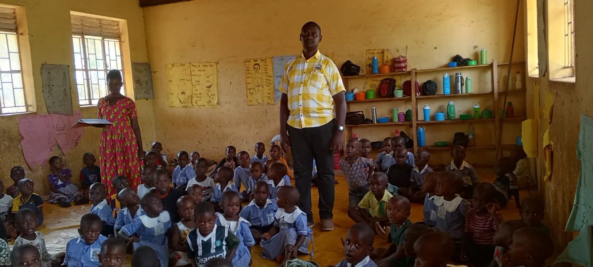 katosserusiba25's tweet photo. Mr. Byaruhanga Seith visited Omuntebe Primary School, Kazo district in a move to assess the progress and key challenges the school face. 

The school administrators are grateful for the support from the government under Ministry of education which has enabled the pupils receive service in time and creating a learning environment for learners. 

This has in turn improved the performance of pupils. @KagutaMuseveni @JanetMuseveni
#JajjaKwesiva2031