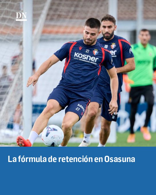 Football players in blue Osasuna training kits are on the field, with text at the bottom reading 'La fórmula de retención en Osasuna'.