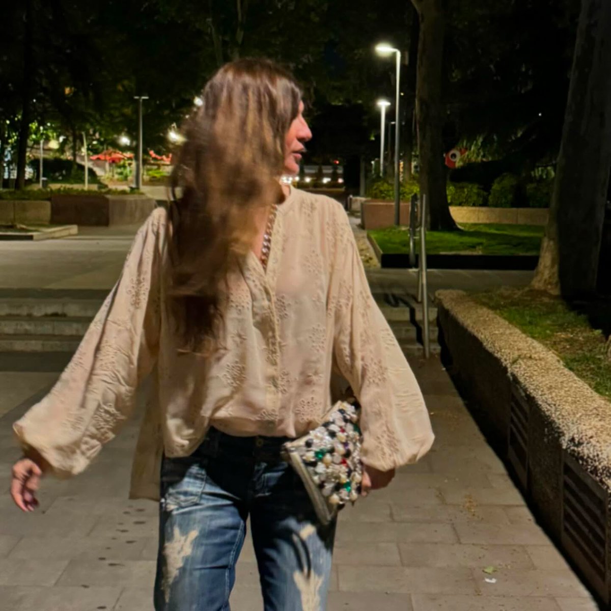 chantalracing's tweet photo. Night out: flared denim, a sheer floral blouse, and a buttoned handbag. Enjoy Sunday. https://t.co/Xo7bu3BI9s