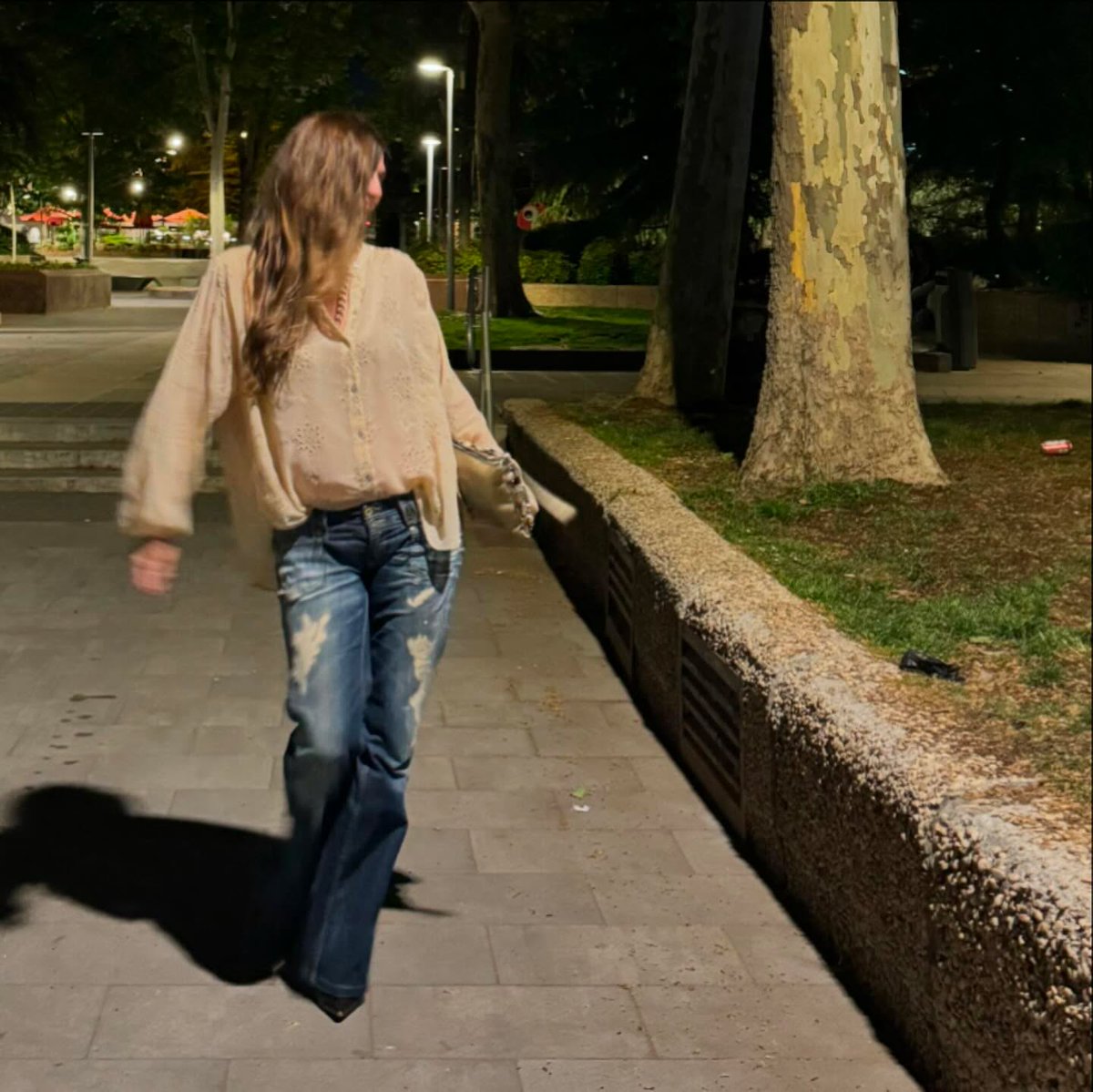chantalracing's tweet photo. Night out: flared denim, a sheer floral blouse, and a buttoned handbag. Enjoy Sunday. https://t.co/Xo7bu3BI9s
