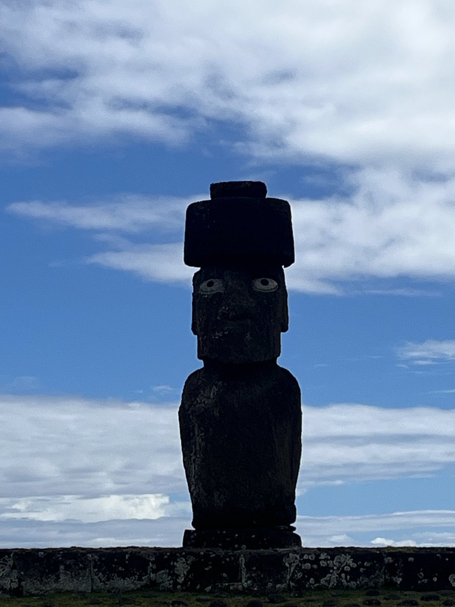 le1e2eo's tweet photo. 着いたのはイースター島！！
1日目は宿に荷物下ろして街中を散策と同時にツアー会社を探す
スペイン語が話せるおかげで楽ちんだし、ツアーも安い
そこで出会ったモアイたち https://t.co/45lmV7n4Wq
