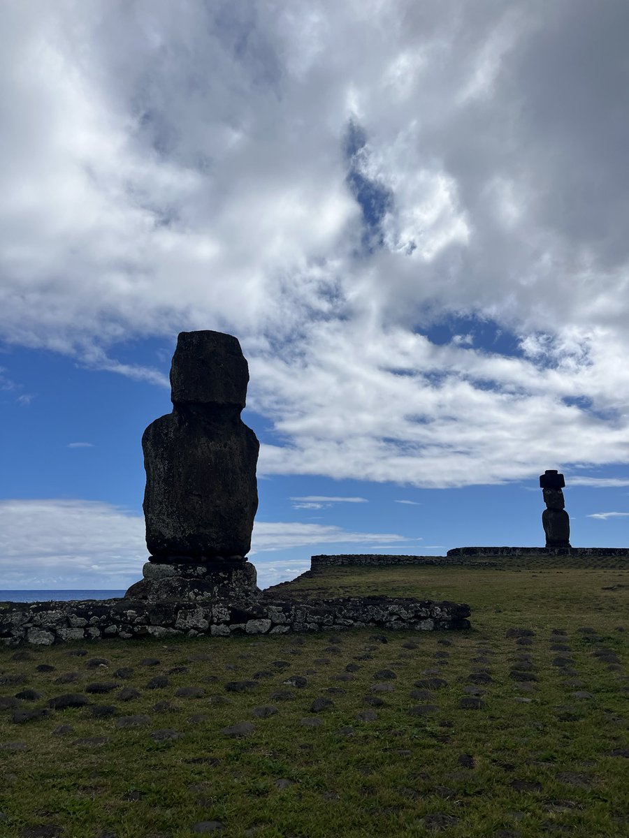 le1e2eo's tweet photo. 着いたのはイースター島！！
1日目は宿に荷物下ろして街中を散策と同時にツアー会社を探す
スペイン語が話せるおかげで楽ちんだし、ツアーも安い
そこで出会ったモアイたち https://t.co/45lmV7n4Wq