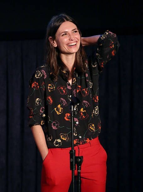 plurbpredicts's tweet photo. Season 2 bottle episode - after the resounding success of her orgy joke, Zosia tries her hand at stand-up comedy. Manousos readies the atom bomb. https://t.co/8oYuHLxAk6