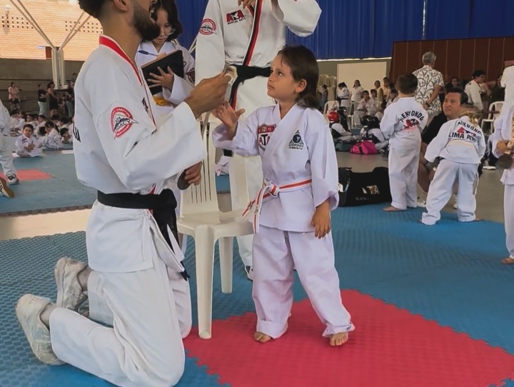 casemazeys5d's tweet photo. Tengo el corazón contento 🤍🙏🏼✨, que nunca se les olvide que la magia más grande está en los momentos que consideramos cotidianos.

Mi bebé tiene su primera medalla de campeonato , no me lo puedo creer y obviamente fuimos todos a hacerle barra. 🙌

Tuv... https://t.co/zsqkzAGKAt