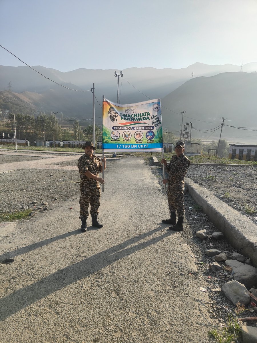 166BNCRPF's tweet photo. आओ मिलकर करें श्रमदान, स्वच्छता से बढ़ाएं द��श का मान।  #SwachhataHiSeva2026
दिनांक 30/9/2026 को #166BN के कार्मिकों द्वारा बनिहाल में स्वच्छता अभियान चलाया गया https://t.co/NbUwO8kN2D