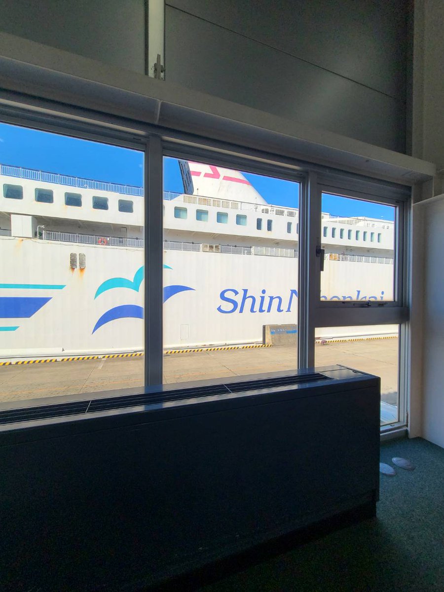 seektariko's tweet photo. 新日本海フェリーのターミナルビルの中に朝ごはんが食べられるところがあって、#nowar ウォーキングのついでにおにぎりセットを食べてきました https://t.co/kLxO8UVfKJ