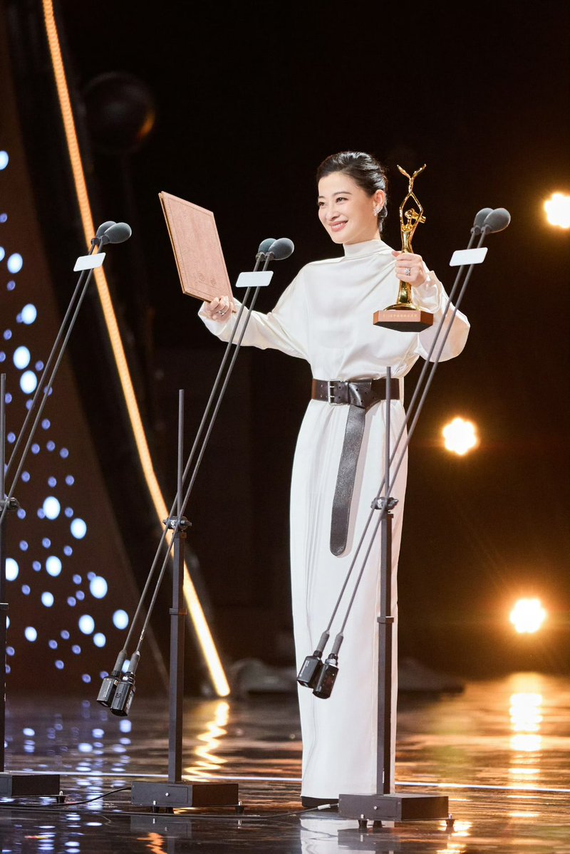 centlookbook's tweet photo. Congratulations to #MeiTing for winning Best Supporting Actress for her role as Zhang Qinqin in #BornToBeAlive at the 33rd China TV Golden Eagle Awards! https://t.co/hINNTXZivx