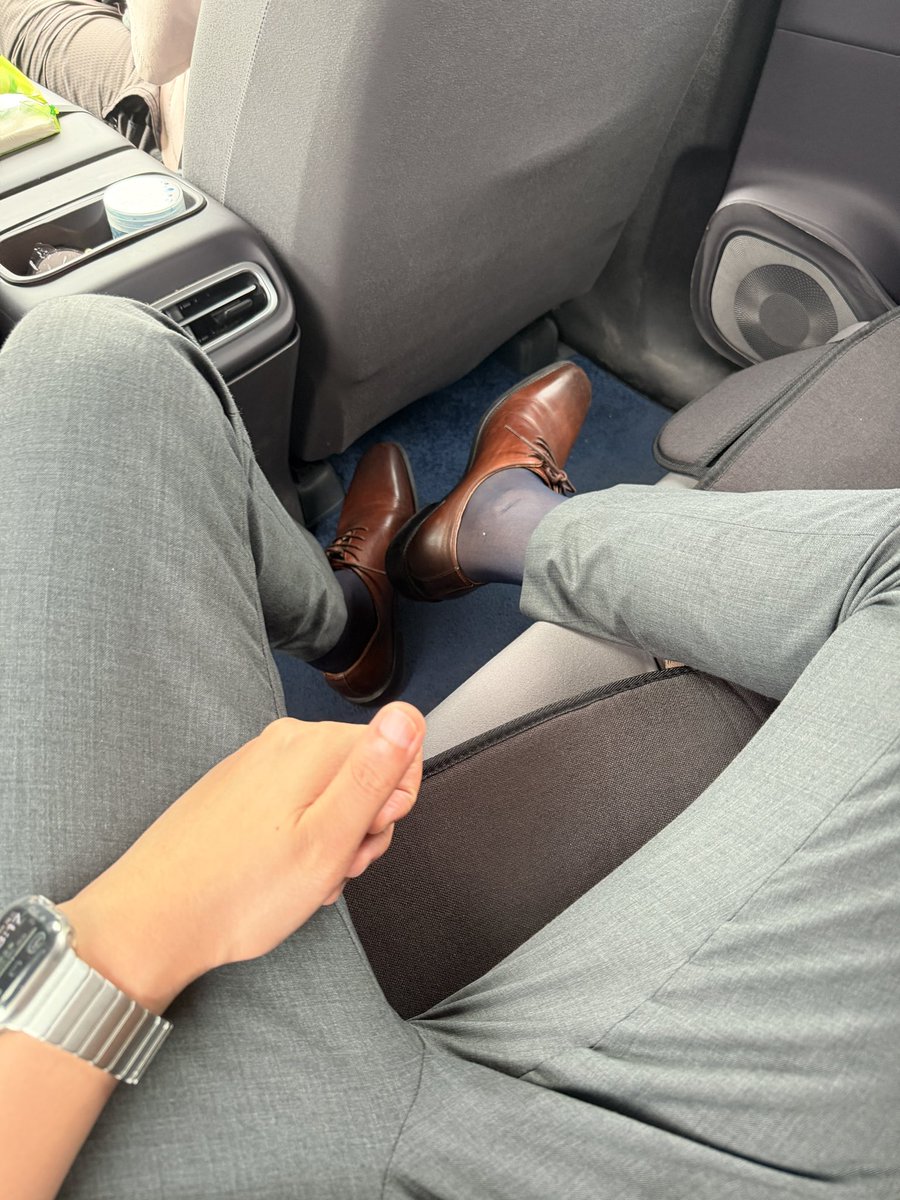 lintao1986's tweet photo. 好热🥵正装丝袜皮鞋人夫 https://t.co/xz2uXg3xl2