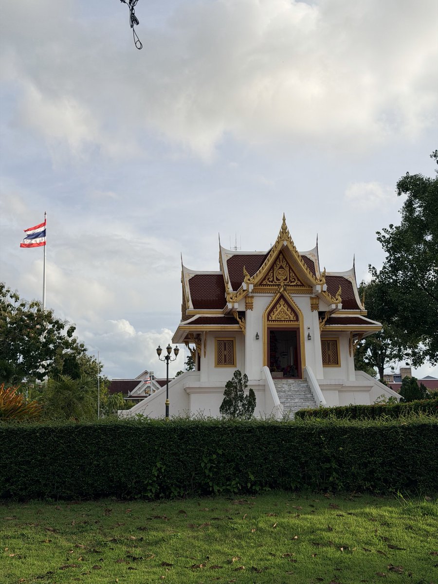 a74ngel_azizas's tweet photo. 🙏🏻การไหว้ศาลหลักเมืองกระบี่ ⚔️
เปิดให้เข้าสักการะทุกวัน
⏰ตั้งแต่เวลา 06.00–18.00น. 
เพื่อเสริมความมั่งคั่ง มั่นคง 
และความเป็นสิริมงคลแก่ชีวิต 
สิ่งของที่ต้องเตรียมดอกไม้สด (เช่น ดอกมะลิ ดอกบัว หรือดอกกล้วยไม้) ธูปและเทียน(นิยมใช้ธูป3ดอก)พวงมาลัย และอาจเตรียม ผลไม้ #กระบี่ https://t.co/EC7v78Umda