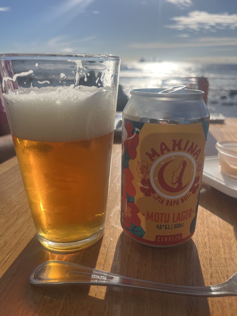 le1e2eo's tweet photo. 宿のレセプションで英語通じなくて困ってるカナダ人にスペイン語へ通訳して手助けして仲良くなって、ビールと日の入りモアイ
日中とは違った感じですごいカッケー
ビールはめちゃくちゃフルーティーで飲みやすくて美味しかった
日本でもないかな https://t.co/aBOoUwrtTM
