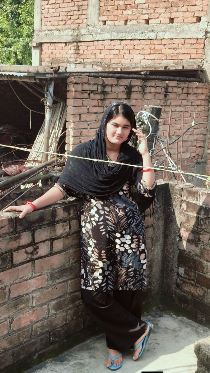 LiLyRose49309's tweet photo. میں بیسویں صدی میں رہنے والی ایک پُرانے زمانے کی روح ہوں🥀🖤✨
It's me 😍 https://t.co/QzLsGzUPZw