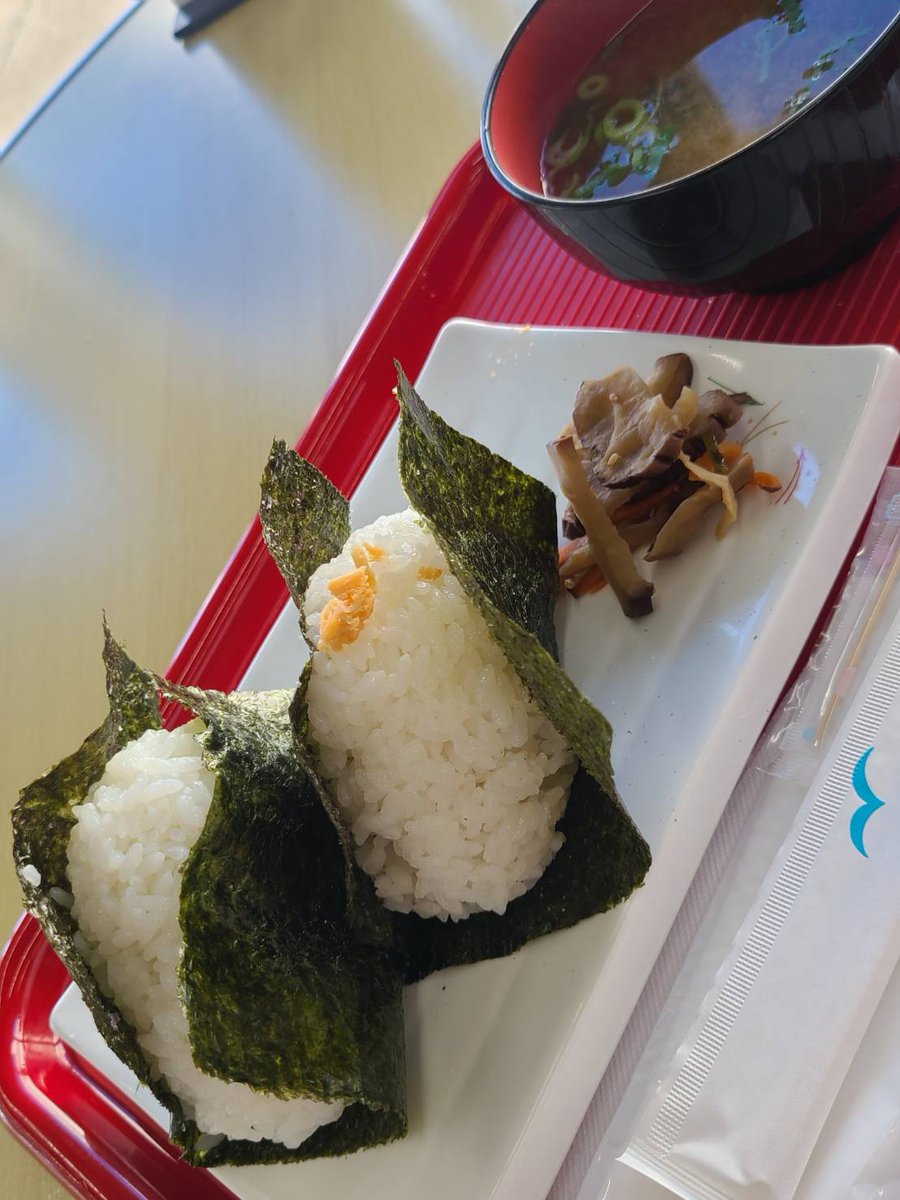 seektariko's tweet photo. 新日本海フェリーのターミナルビルの中に朝ごはんが食べられるところがあって、#nowar ウォーキングのついでにおにぎりセットを食べてきました https://t.co/kLxO8UVfKJ