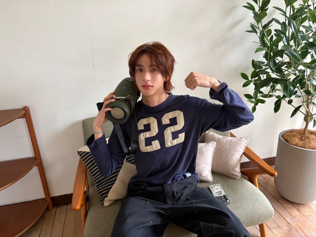 defecitstar's tweet photo. it’s a bird!!! it’s a plane!!! no it’s gay boy miyano! i think im alive or maybe you are hallucinating me but my first act is dying my hair which i think looks rad 😋! I’m officially joining a frat so i’ve collected all the infinity stones! #KMpledge https://t.co/x3dU0I74hE