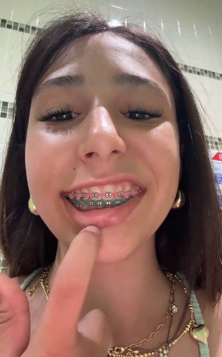 IvyisMyN1's tweet photo. She even points at the exact place where you need to unload all of it. 🥴 https://t.co/Gf6oD6LWQW