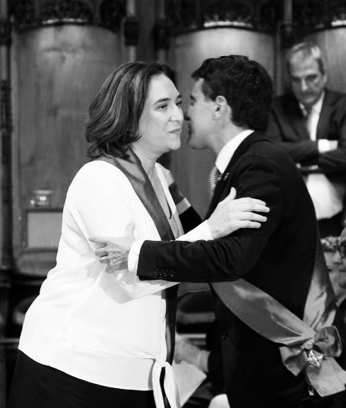 francescd's tweet photo. Colau, una mica de memòria.  Més enllà de les habituals i pobríssines manipulacions del personatge, alguns fets protagonitzats durant la seva etapa barcelonina i que no hauríem de deixar de veure malgrat les seves pobríssimes cortines de fum:

1. Va ser la primera política que va permetre que l’extrema dreta racista condicionés una institució a Catalunya. L’any, 2019, va agrair amb aquest petó els vots de Manuel Valls per ser alcaldessa. Sí, Valls, el primer deportador de gitanos a Europa des de la fi de la II Guerra Mundial (més de 20.000 persones deportades, poca broma).

2. L'octubre del 2014 va fer d’altaveu de les mentides de les clavegueres de l’Estat contra Trias quan van difondre una informació falsa on asseguraven que l'aleshores alcalde de Barcelona tenia un compte a Suïssa amb prop de 13 milions d'euros. Durant la campanya de les eleccions municipals del maig de 2015, Colau i els Comuns van utilitzar l'ombra de la sospita per desgastar Trias. Tot i que la Fiscalia ja havia arxivat el cas a finals de 2014 per manca de proves, Colau va seguir vinculant Trias amb  pràctiques opaques.

3. Té la santa barra de parlar de polítiques d’habitatge tot i que en els seus vuit anys ocupant l’alcaldia de Barcelona -gràcies a les clavegueres espanyoles i a un racista- el preu dels lloguers va viure una pujada inèdita, un 60,42%, i el barraquisme, fins llavors pràcticament erradicat, va crèixer un 40%

4. Sortint de l’Ajuntament, va intentar un retir daurat en algun organisme internacional però fins i tot els socialistes i els seus li van dir que no, que sense estudis ni llengües, no. 

5. I ara que ha acabat els estalvis (no ha sabut ni gestionar la seva economia, s’entén el desastre gestionant a Barcelona), doncs ara es postula per liderar les espanyolíssimes esquerres.

Així és espanya des de Catalunya: si les dretes espanten, les esquerres fan por.

(Llàstima que Berlanga morís el 2010, el vodevil espanyolot que hauria fet amb aquesta comèdia bufa...)