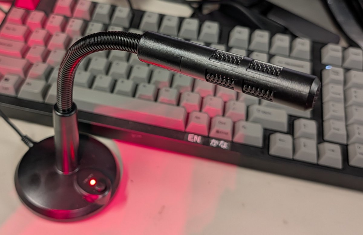 cerclumina's tweet photo. AIのお陰で、デスクトップPCでもマイクを頻繁に使うようになったから激安USBマイクをつけてみた。
デスクトップだと、WEBカメラのマイクが遠いから、キーボードでマイク内蔵して欲しい。 https://t.co/6tqx0eCUgz