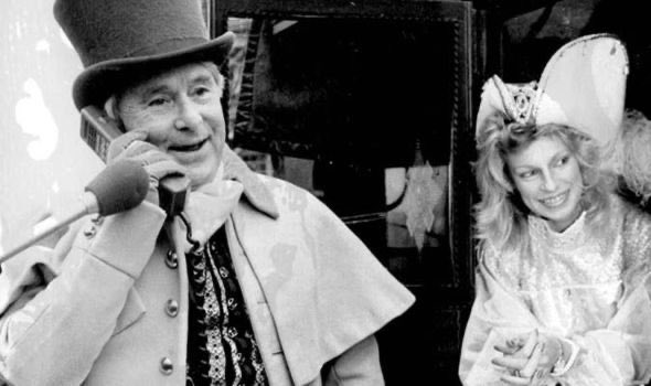 eric_ernie_col's tweet photo. #WiseOnWednesday

Not just the shorter half of #MorecambeAndWise 

#FactOfTheDay

Ern, was the first civilian to make a mobile phone call in the UK!

1st January 1985 
St Katherine’s Dock, London

On the #Vodaphone network

#StillBringingSunshine 👓☀️❤️
#ErnieWise #LittleErn https://t.co/2UBHKeaHJW