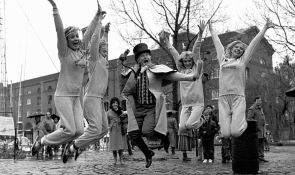 eric_ernie_col's tweet photo. #WiseOnWednesday

Not just the shorter half of #MorecambeAndWise 

#FactOfTheDay

Ern, was the first civilian to make a mobile phone call in the UK!

1st January 1985 
St Katherine’s Dock, London

On the #Vodaphone network

#StillBringingSunshine 👓☀️❤️
#ErnieWise #LittleErn https://t.co/2UBHKeaHJW