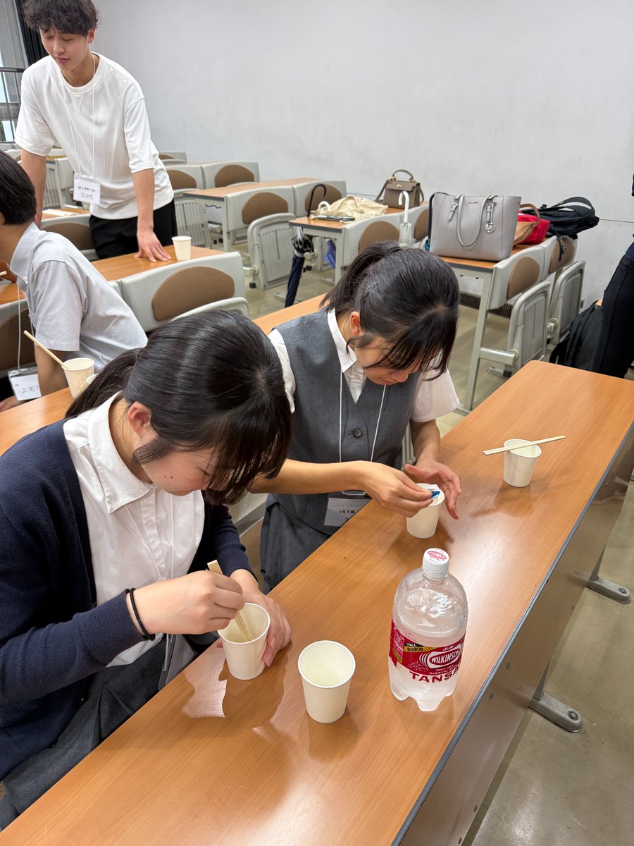Keio_univ_PR's tweet photo. 中等部生と大学生がホップソーダ作りに挑戦！🌱🥤

三田キャンパスで栽培しているホップを収穫し、お鍋でじっくり香りと苦味を抽出🫕
炭酸水や中等部産のはちみつ🍯、レモンやガムシロップなど好きなものをブレンドして自分好みの味を追求！
笑顔はじけるひとときとなりました🫧🫧

#SDGs #慶應 https://t.co/W2zpxzYqDk
