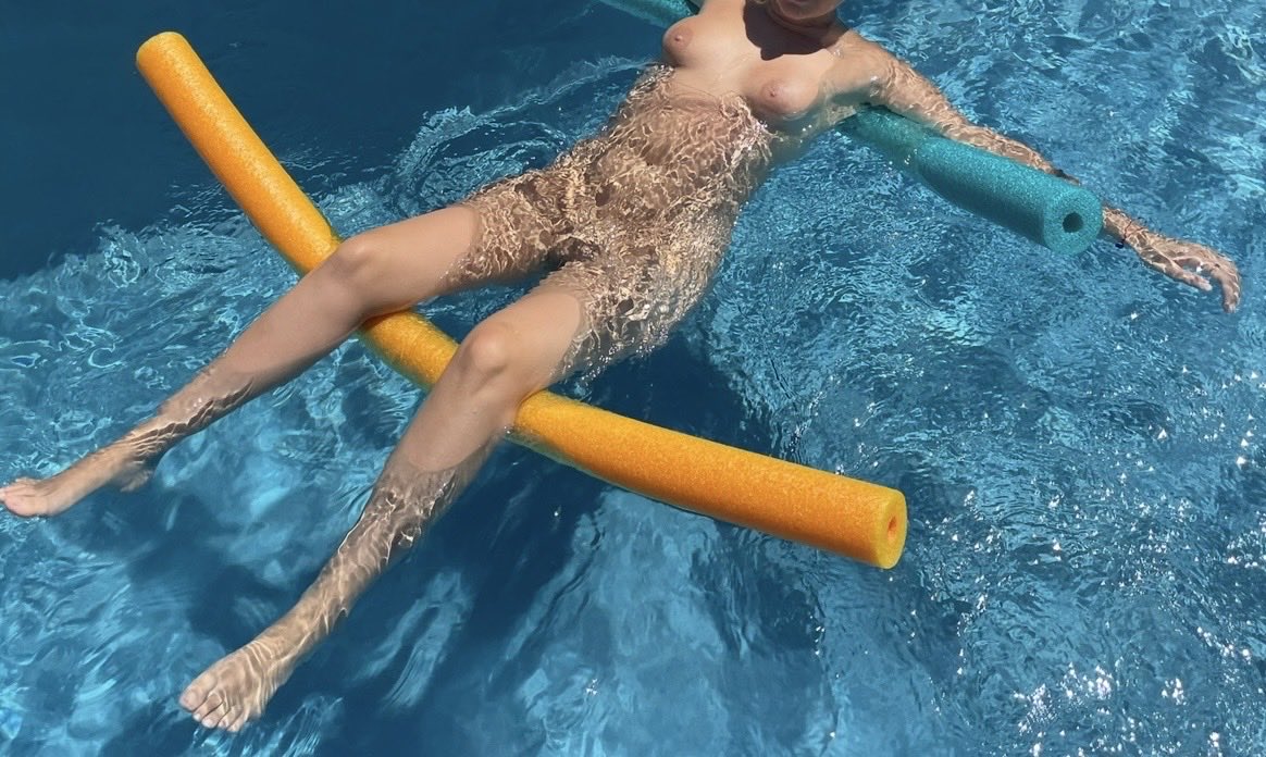MikeWagyu's tweet photo. My wife loves to go swimming while the Mexican guys cut our grass https://t.co/POTNFvOaGk