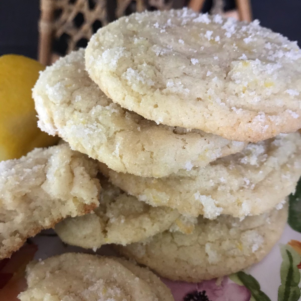 uyenjared497895's tweet photo. Just pulled the fluffiest lemon crumble cookies out of the oven! The whole apartment smells like citrus and buttery goodness—perfect cozy Sunday baking win ， https://t.co/P0oN4IJQfi