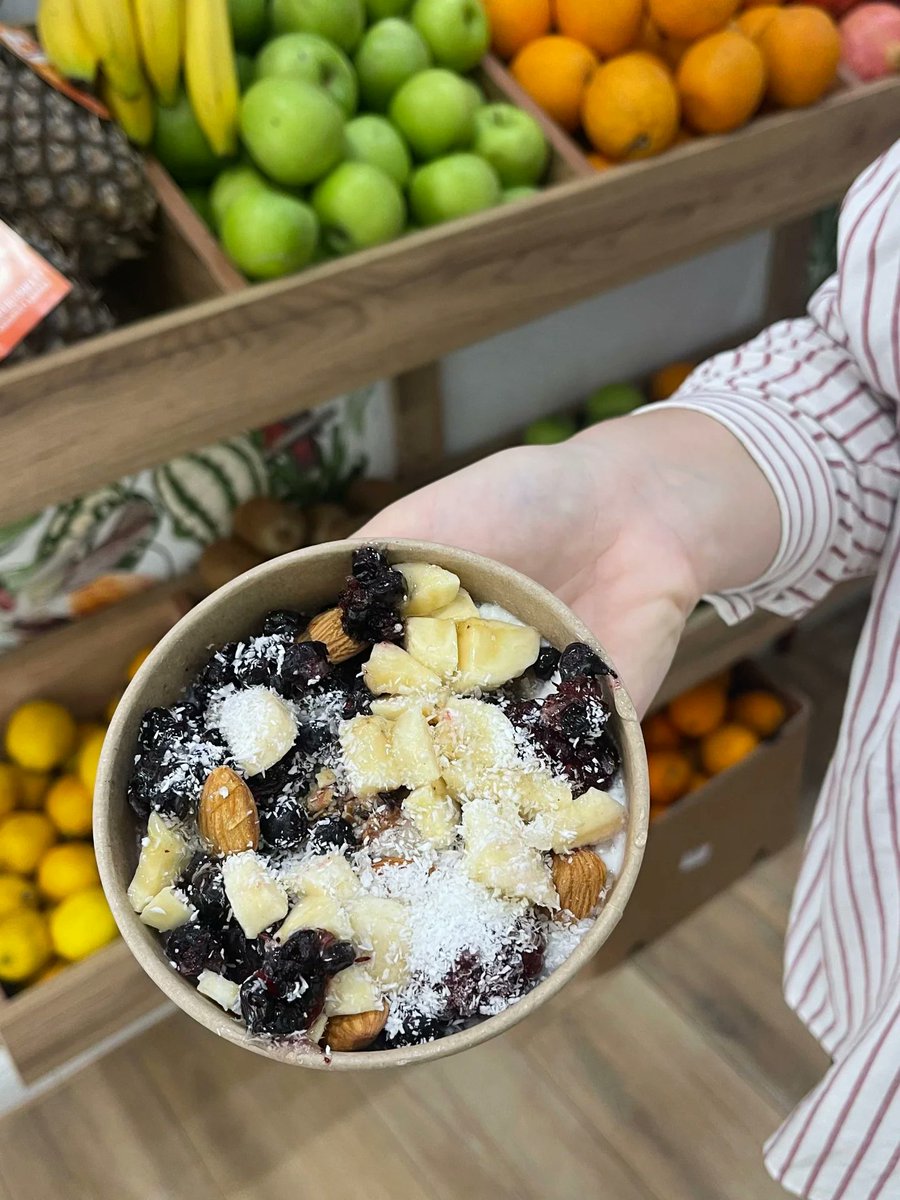 williamroduuhh's tweet photo. 🥣 Yogurt bowl with berries and granola

A complete meal rich in protein, vitamins C and E, calcium, and antioxidants from forest fruits. It strengthens the immune system, improves digestion, and provides energy throughout the day. Freshness, https://t.co/7WA79hrInJ