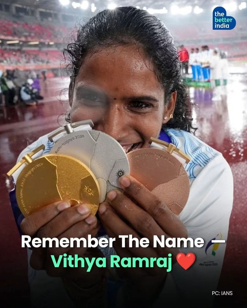 KiranKS's tweet photo. Vithya Ramraj is in news for her spectacular athletics performance at the Asian Games. Her father Mr. Ramraj worked 2 shifts as a truck driver to support the family! 

From that photo with parents, can you identify who is Vithya? 

Hint: She is 1 minute younger than her sister 😀 https://t.co/cdLIQ855r4