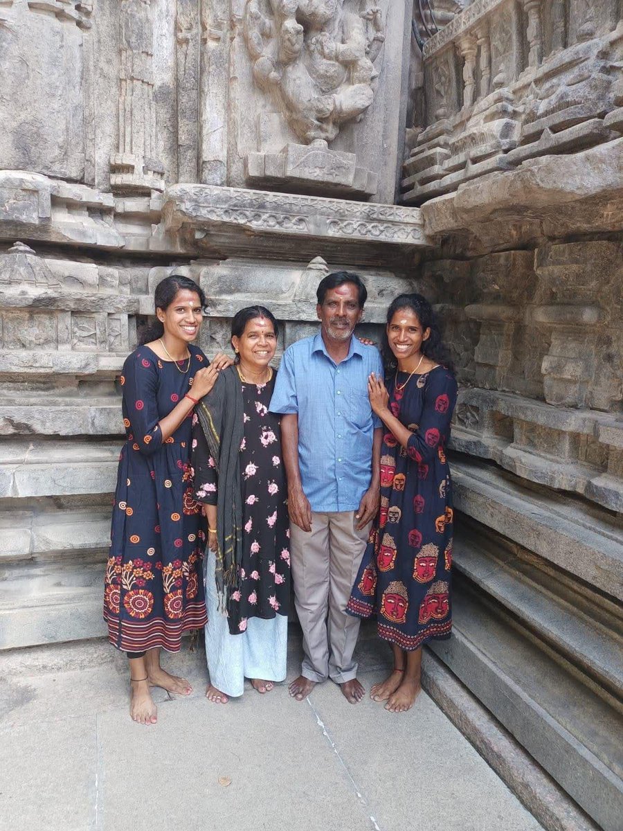 KiranKS's tweet photo. Vithya Ramraj is in news for her spectacular athletics performance at the Asian Games. Her father Mr. Ramraj worked 2 shifts as a truck driver to support the family! 

From that photo with parents, can you identify who is Vithya? 

Hint: She is 1 minute younger than her sister 😀 https://t.co/cdLIQ855r4