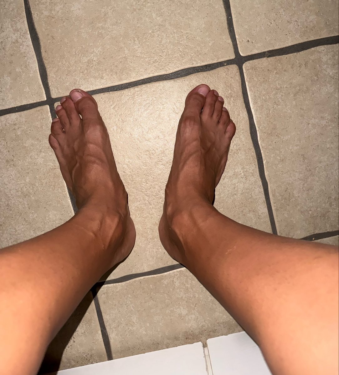 AlphaMasteDan's tweet photo. 7:00 AM. Tú mirando mis pies mientras yo ya estoy con mi día en marcha. 🦶

Qué curioso cómo puedes pasar tanto tiempo pensando en mí… y todavía intentar convencerte de que tienes el control. https://t.co/UOH0XRtjeQ