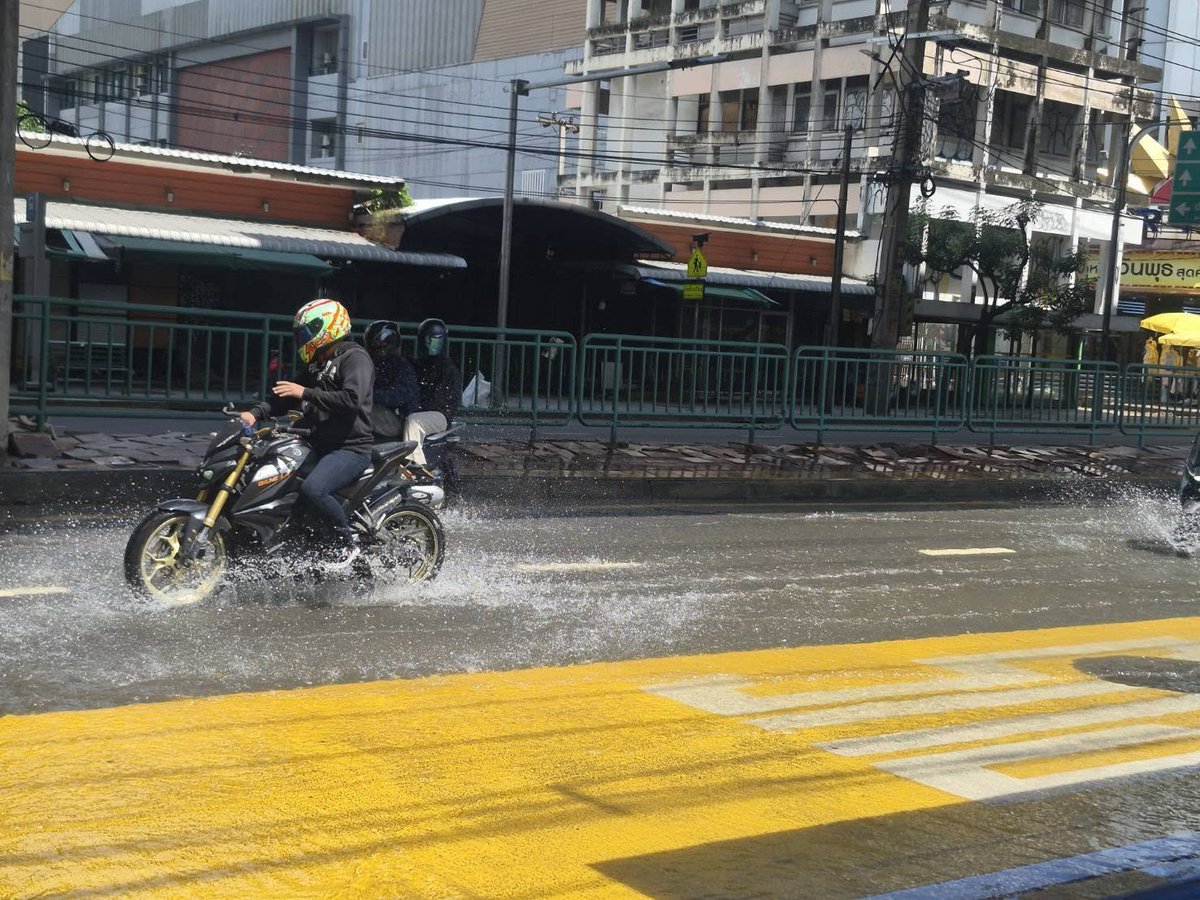 fm91trafficpro's tweet photo. รามคำแหง 24 น้ำแห้งแล้ว แต่ใน ม.รามฯ และ กกท.ยังอ่วม

เช้าวันนี้ (30 ก.ย. 2569) สถานการณ์น้ำท่วมบริเวณ ถนนรามคำแหง 24 เริ่มคลี่คลาย หลังระดับน้ำลดลงจนแห้ง ถนนกลับเข้าสู่ภาวะปกติและเปิดการจราจรให้สัญจรได้ตามปกติ

อย่างไรก็ตาม ภายใน มหาวิทยาลัยรามคำแหง และการกีฬาแห่งประเทศไทย (กกท.) ยังคงมีน้ำท่วมขังในหลายจุด โดยบางพื้นที่ระดับน้ำยังสูงถึงระดับเอว ส่งผลให้การเข้า-ออกและการสำรวจความเสียหายยังเป็นไปด้วยความยากลำบาก

ภายหลังน้ำลดลง ยังพบความเสียหายเป็นวงกว้าง โดยเฉพาะรถยนต์ที่จอดแช่น้ำมาตั้งแต่วันแรก รวมถึงอาคารเรียน อปกรณ์ และทรัพย์สินต่าง ๆ ที่ได้รับผลกระทบจากน้ำท่วม ต้องเร่งสำรวจและประเมินความเสียหายต่อไป

#น้ำท่วมกรุงเทพ #น้ำท่วม2569 #รามคำแหง #ข่าวสวพFM91