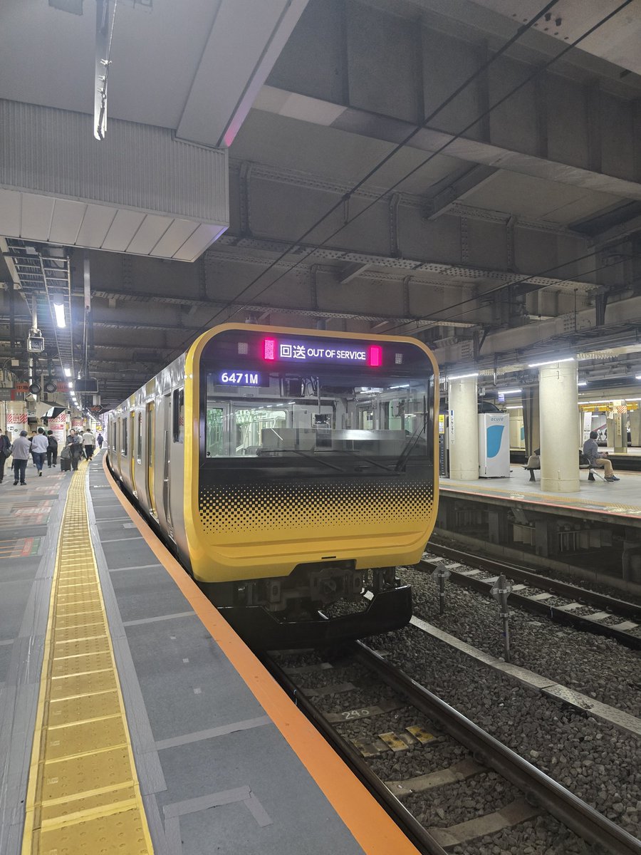 Rokudoor_IN's tweet photo. E235系ミツB33編成TK出場は新宿に停車中
B31編成と同じくモケット変更なし、ワンマン運転のステッカー貼り付けがありました。 https://t.co/zBl9zdfO1E