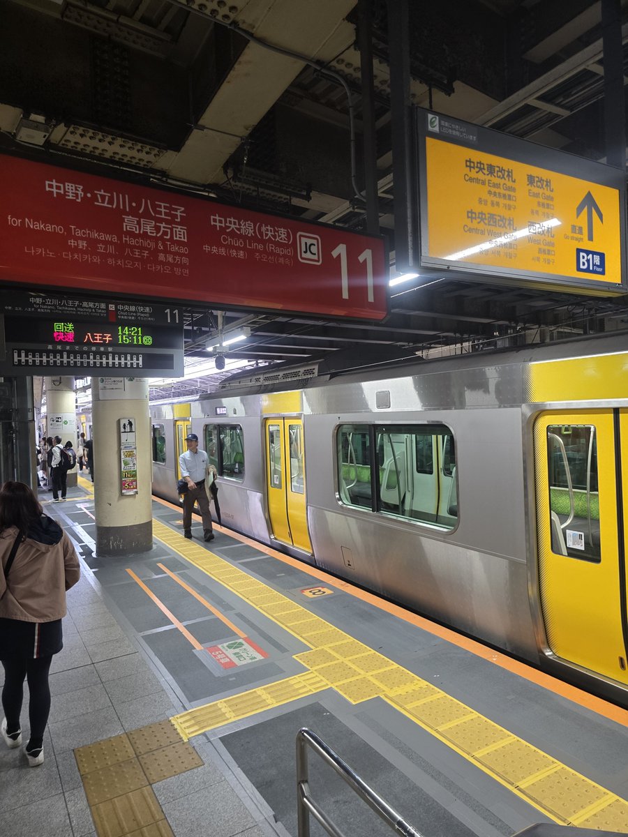 Rokudoor_IN's tweet photo. E235系ミツB33編成TK出場は新宿に停車中
B31編成と同じくモケット変更なし、ワンマン運転のステッカー貼り付けがありました。 https://t.co/zBl9zdfO1E