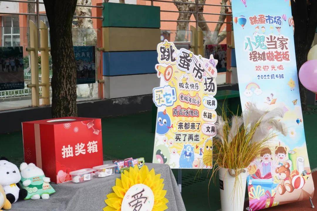 SyifaniF's tweet photo. This market isn't just about fortune-telling (卜), zinc (锌), or moving goods (移)—it's a dynamic hub where every item tells its own story in our daily journey (劫)! https://t.co/v2WjLrepPG