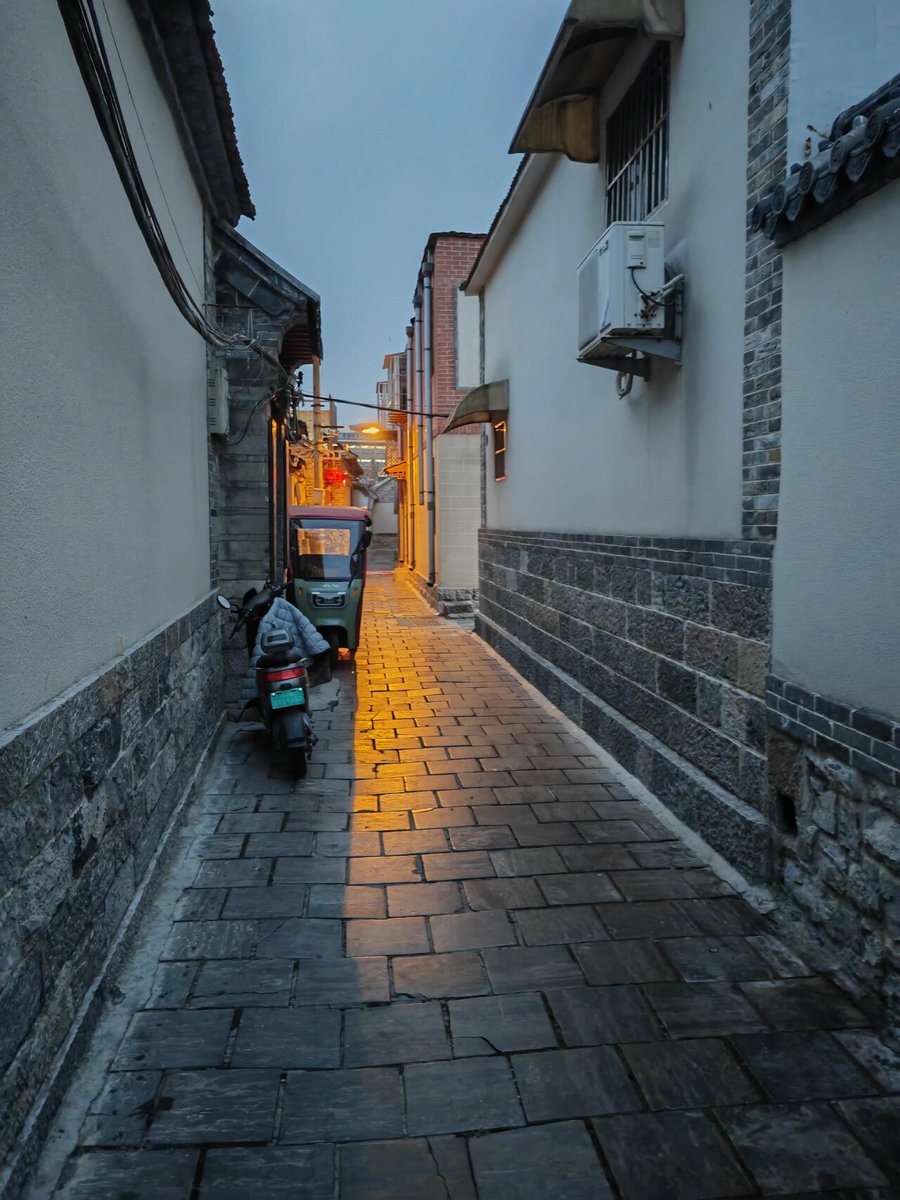 rinalogan342517's tweet photo. Wandered the side streets and caught this quiet moment between the hustle—small joys are everywhere.， https://t.co/Mxkvc030ex