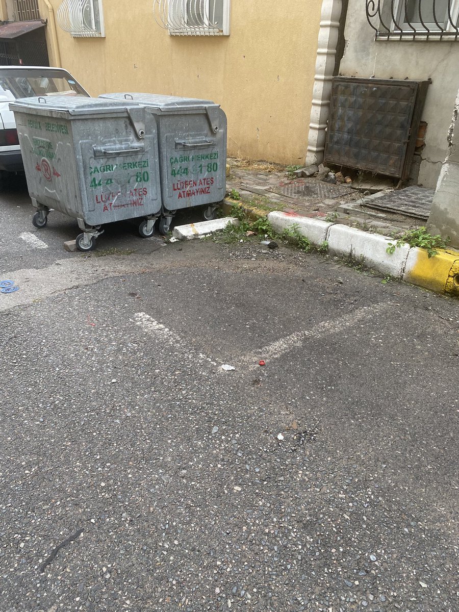 GuvenBedri's tweet photo. Kentsel dönüşümden dolayı buraya koymuşlar, kaldırabilir miyiz? Üçtaş sokak 45 no önü https://t.co/JMFTcYZ4VM