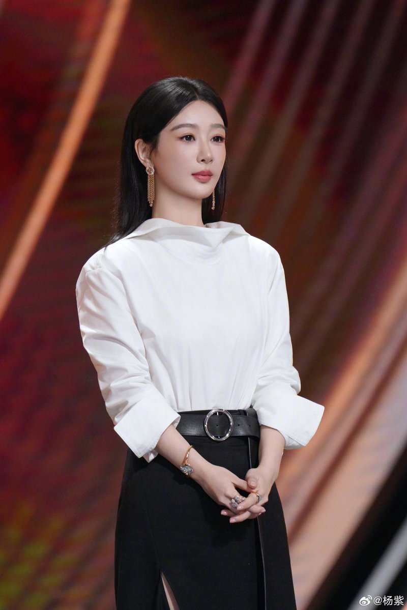 Yvonne55771249's tweet photo. #YangZi Weibo latest update about #BornToBeAlive winning 33rd GEA Best drama award 🌳🫶🏼 https://t.co/QLofSS0Bio
